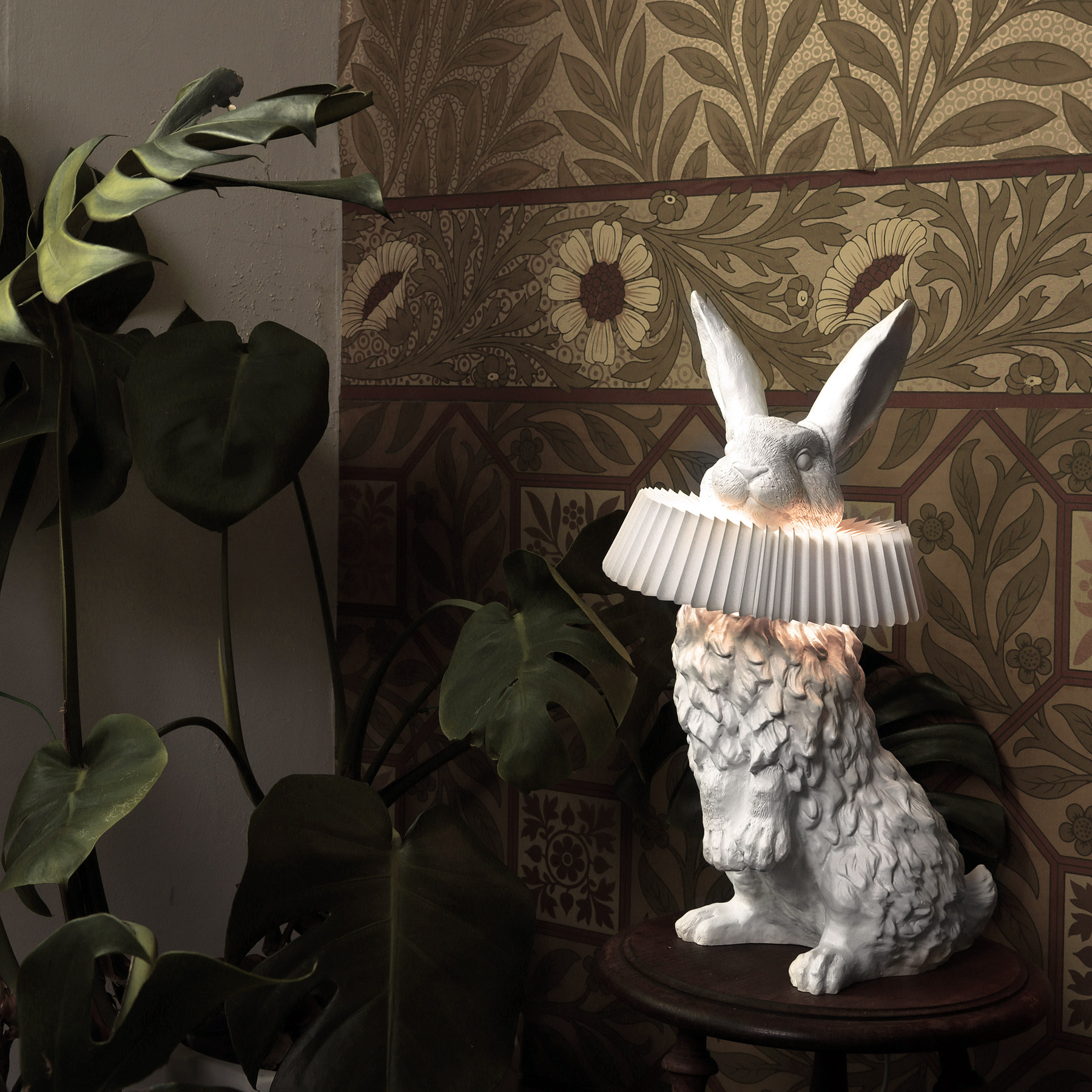 Lampe à poser Rabbit debout en résine blanche en forme de lapin par Haoshi